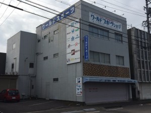 関市　ワールドスポーツ壁、屋根塗替え大屋根交換工事開始しました。