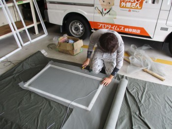 岐阜県関市　網戸張り替え、雨戸塗装　雨の日会社にて