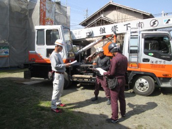 屋根材荷上げ搬入