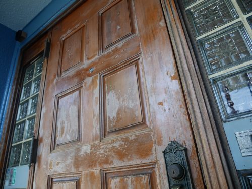 ヤマハの高級木製玄関扉の塗装修繕です。