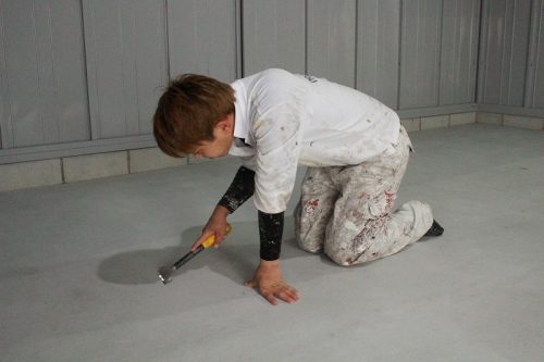 梅雨の合間に増築中の自社倉庫の床塗りを行いました！
