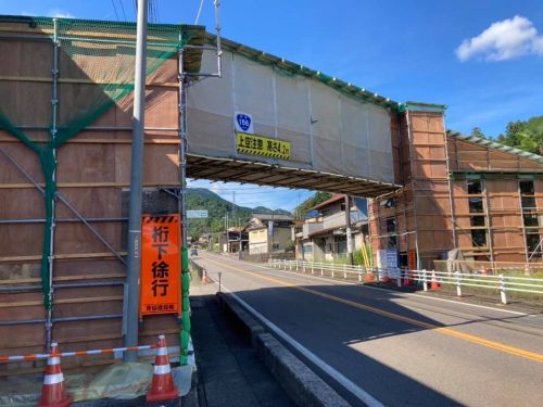 郡上市美並内の2箇所で歩道橋の塗り替え工事を行っています。