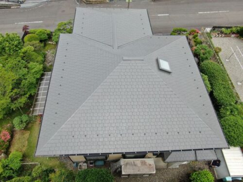 関市のトップライトのあるコロニアル屋根の塗装によるメンテナンスの様子