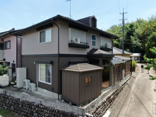 加茂郡坂祝町のモルタル・サイディング混合の外壁塗装工事の様子です　