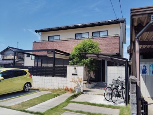 関市の外壁塗装・バルコニー防水工事の様子です