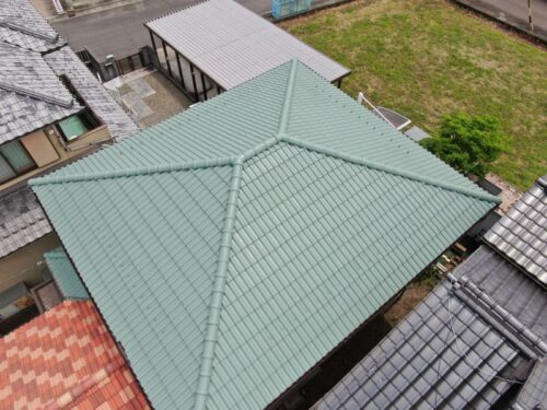 関市のモニエル瓦の屋根塗装の施工の様子　
