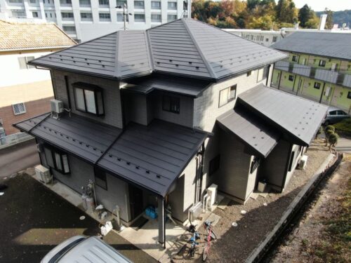 関市の住宅で薄型スレート瓦にガルテクトでカバーをしました