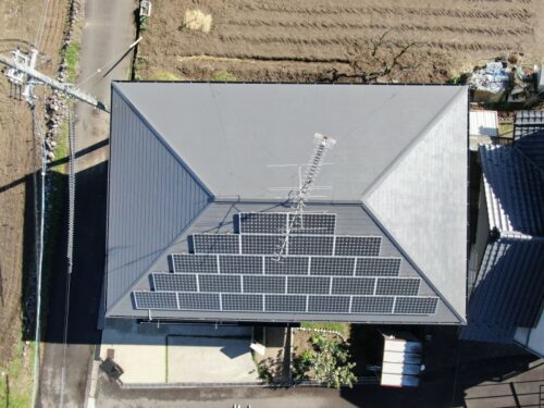 太陽光パネルがあっても屋根塗装は可能！脱着工法による丁寧な塗り替え事例