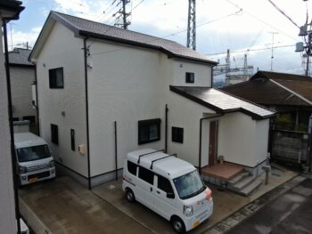 ブロークンホワイトで明るく｜一建設の外壁塗装施工事例