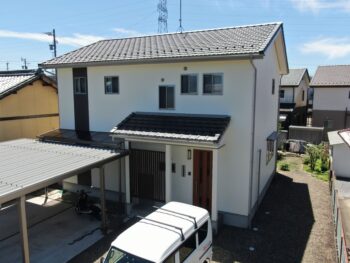 関市外壁塗装ホワイトと濃色ブラウンのツートンの美しい事例